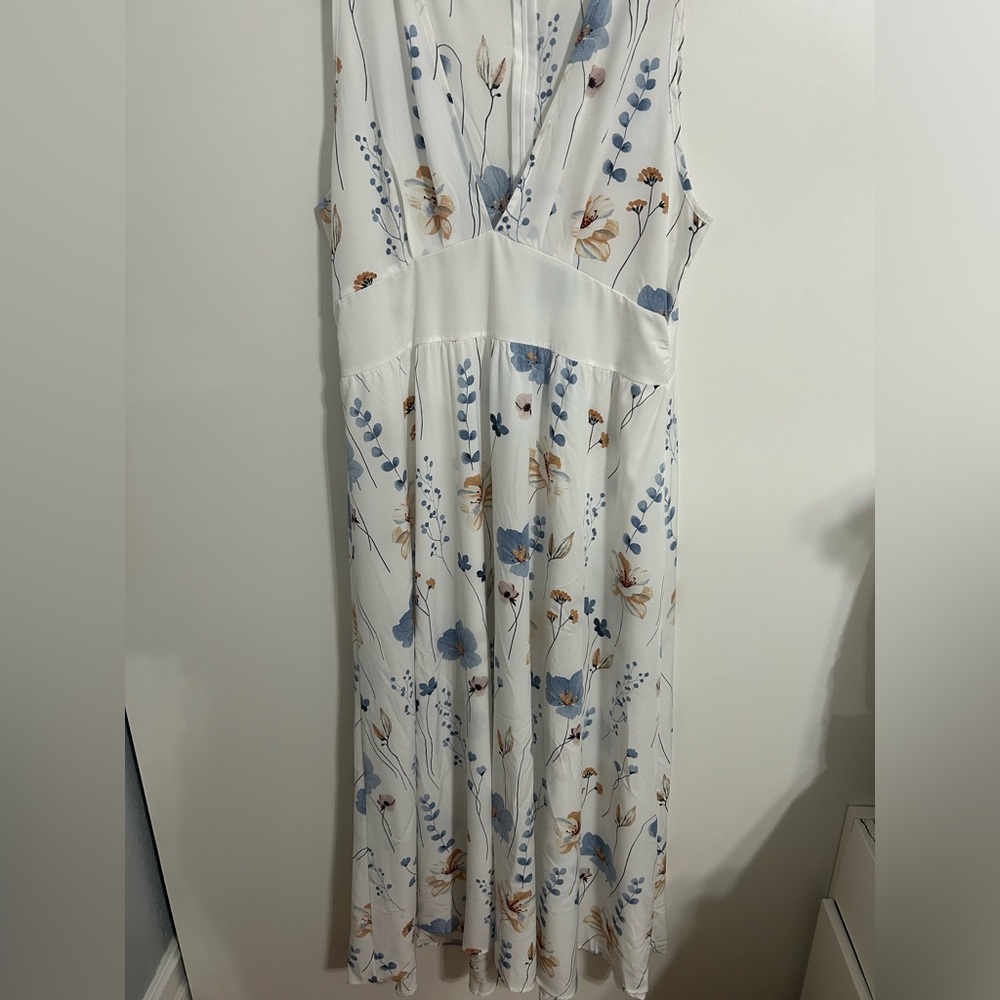 White dress with flowers. Used but in good condition. Size 14 - Picture 2 of 6